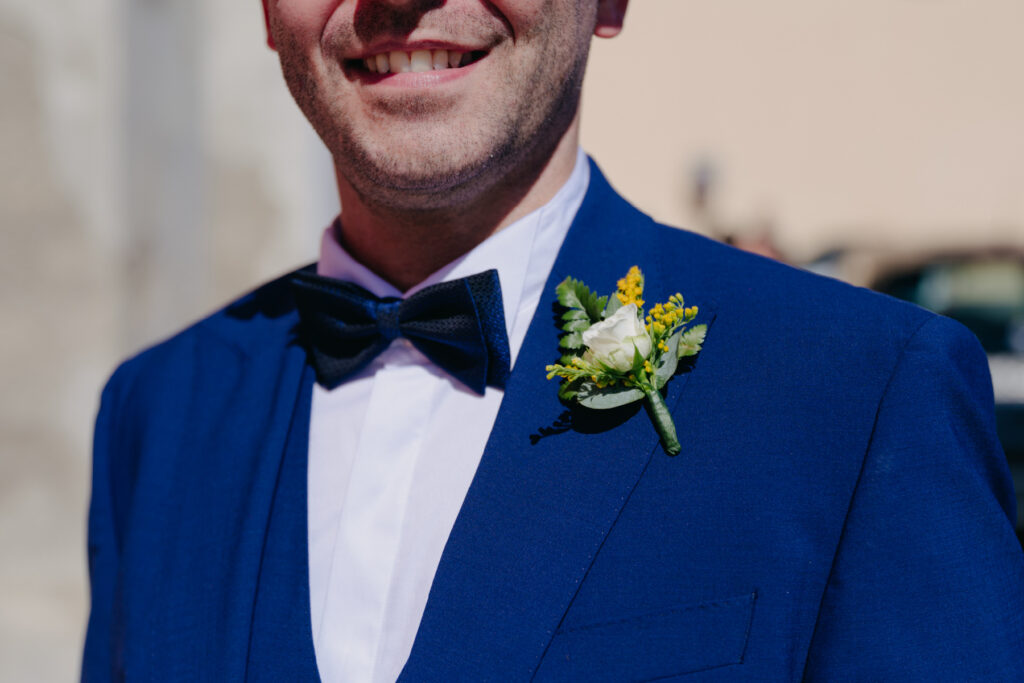 Abiti e accessori: come integrare i colori nel look degli sposi
